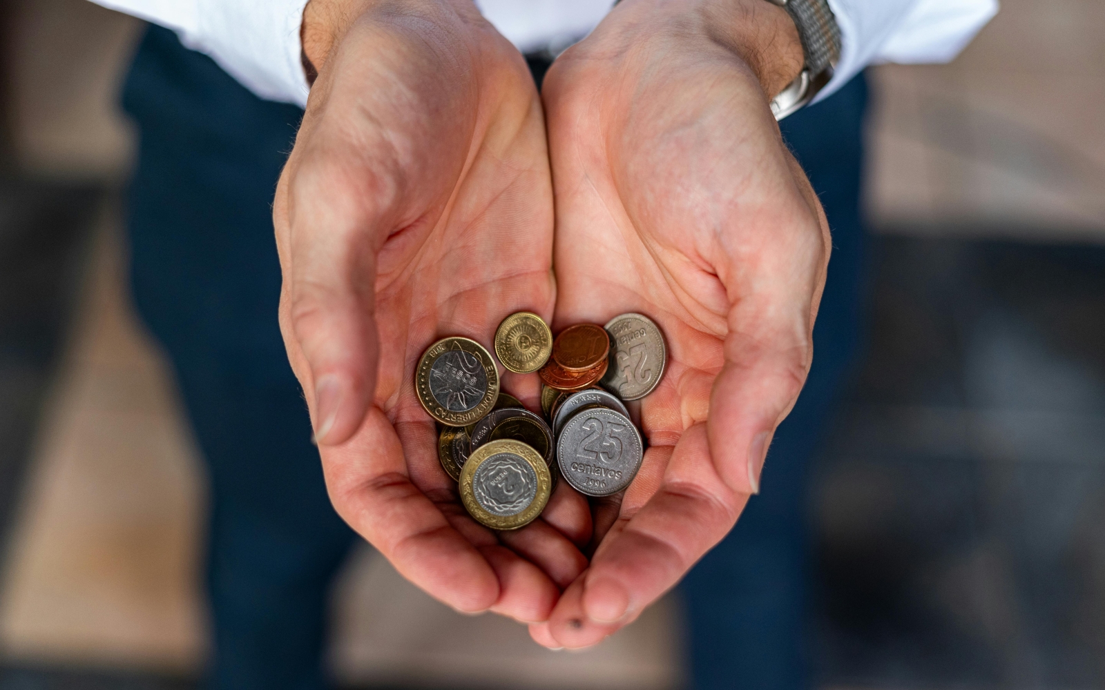 La donation de sommes d’argent : comment aider ses proches sans risque ?